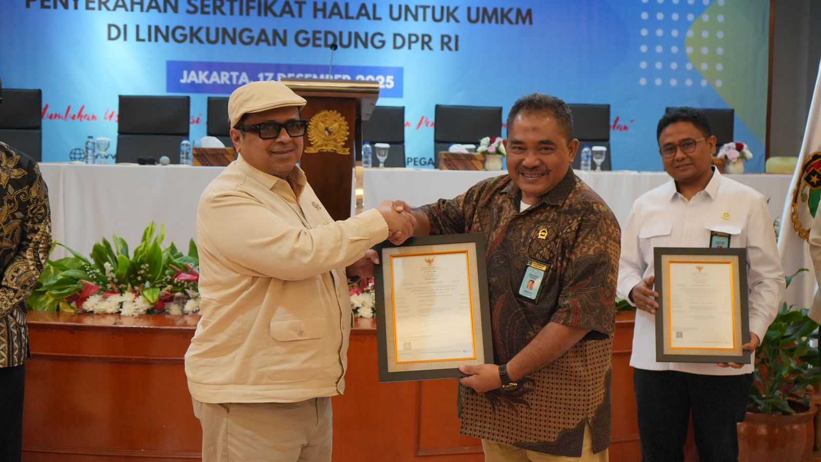 Kepala BPJPH Serahkan Sertifikat Halal untuk UMKM di Lingkungan Gedung DPR RI