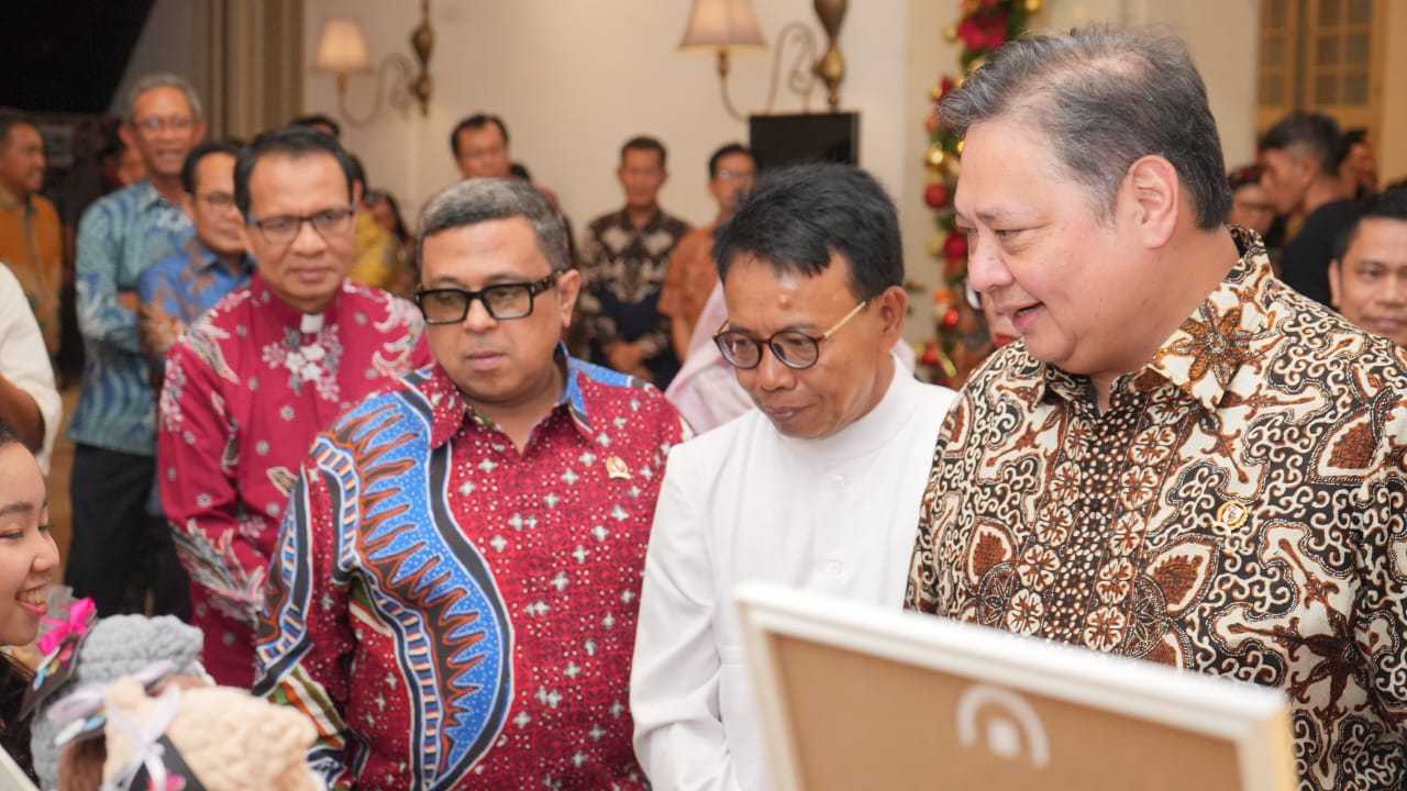 Bersama Menko Perekonomian, Kepala BPJPH Serahkan Sertifikat Halal UMK Binaan Keuskupan Agung Jakarta